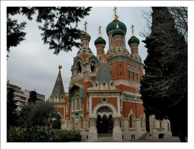Dans les Alpes-Maritimes, elle a t btie en hommage  la tsarine Alexandra et au tsarvitch Nicolas. C'est la cathdrale orthodoxe russe de :