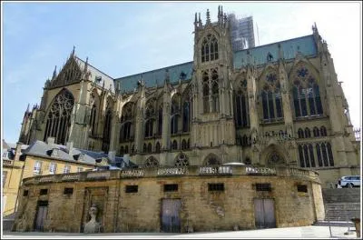 Elle est surnomme  la lanterne du Bon Dieu  en raison de sa luminosit due au grand nombre de vitraux. Quelle est cette cathdrale qui a 6500 m2 de surface vitre ?