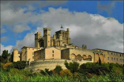 Construite sur un ancien temple romain, cette cathdrale fortifie surplombe une ville de l'Hrault. C'est :
