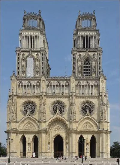 La cathdrale d'Orlans a une particularit. Laquelle ?