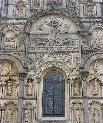 La cathdrale d'Angoulme est remarquable par sa faade romane sur laquelle on retrouve des pisodes de la Chanson de Roland. Comment est cette faade ?
