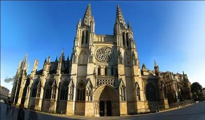 Le mariage d'Alinor d'Aquitaine et du roi Louis VII a eu lieu dans ses murs, en 1137. Quelle est cette cathdrale de style gothique angevin ?