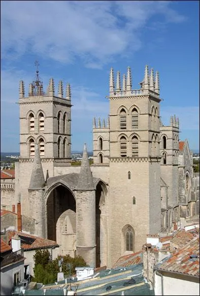 En Languedoc-Roussillon, cette cathdrale, dtruite pendant les guerres de religion, a t aussitt reconstruite. Elle ressemble  une forteresse mdivale. C'est :