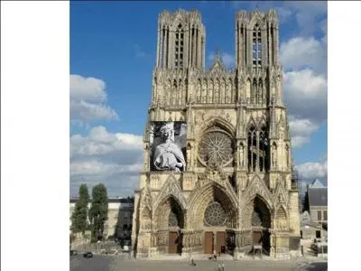 Joyau de l'art gothique, impressionnante par sa statuaire qui compte 2303 statues, cette cathdrale a t le lieu de la plupart des sacres de France. O peut-on voir des vitraux de Chagall et l'Ange au Sourire ?
