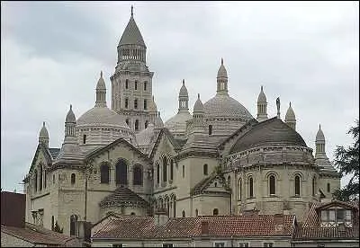 Le clocher de la cathdrale Saint-Front est le plus ancien de France et le seul de style byzantin au monde. La dcoration des coupoles a t reprise pour le Sacr-Cur de Paris. C'est :