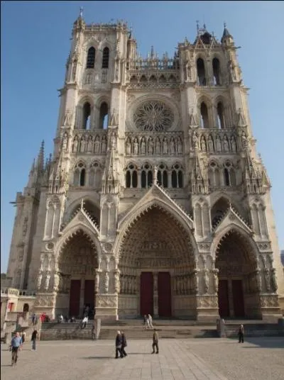 C'est la plus vaste cathdrale de France. On peut y voir le calendrier picard et une rosace de style flamboyant. C'est :
