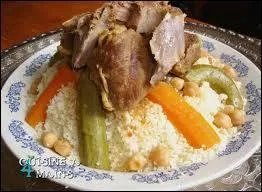 Presque tous les plats et les gteaux de cette ville sont bass sur le bl, vu que cette rgion est vraiment agricole, mais ce qui attire vraiment c'est   M'haouer  ou couscous (la photo). Il s'agit de :