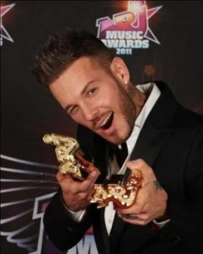 Sur cette photo, combien M. Pokora a t-il d' NRJ AYARD ?