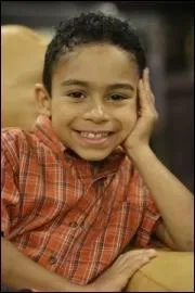 Comment s'appelle le petit-ami de la benjamine de la famille Kyle, joue par Noah Gray-Cabey ?