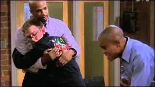 Comment s'appelle la personne dans les bras du pre de la famille Kyle ?