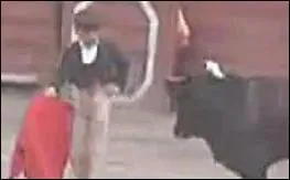 Michelito est un torero franco-mexicain. Il a une particularit qui a lanc une polmique dans l'univers de la corrida. Laquelle?