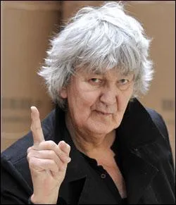 Jacques Higelin fait une scne dans une nature sauvage