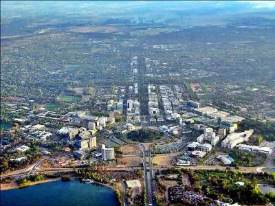 Canberra, la capitale de l'Australie, a été créée de toutes pièces dans une zone à la base très peu peuplée. En quelle année a-t-elle été inaugurée ?