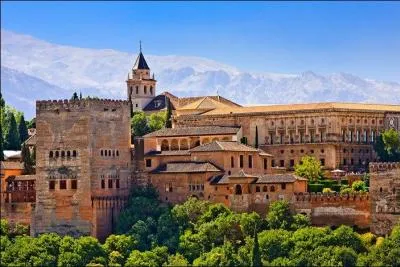 Laquelle de ces villes d'Espagne est bordée par la mer ?