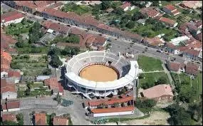 Nous survolons la commune de Vic-Fezensac (Gers), o nous pouvons d'ailleurs voir les arnes de la commune. Nous sommes dans le ciel de la rgion ...