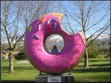 Dans quel pays se situe ce monument reprsentant un donut ?