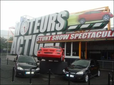 Combien y a-t-il de mchants en voiture dans le spectacle  Moteur... Action, stunt show spectacular  ?