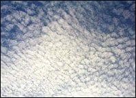 Ces nuages sont essentiellement constitus de gouttelettes d'eau et ne donnent pas de pluie. Quels sont-ils ?