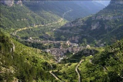 Ce dpartement est le moins peupl de France. Montagneux, il est travers au Sud par les Cvennes et les Causses. Ses plus importantes communes sont Mende, Saint-Chly-d'Apcher, Marvejols et Florac. Quel est-il ?