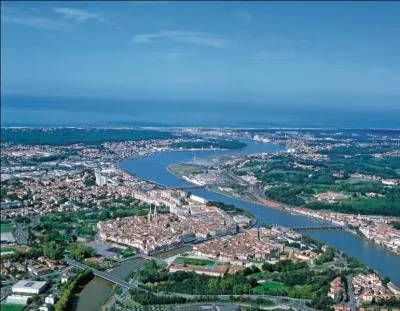 Ce dpartement dans lequel est parl le franais dispose aussi de deux langues autochtones profitables  sa richesse culturelle, le basque et le gascon. Autrefois appel Basses-Pyrnes, son chef-lieu est Pau. Quel est-il ?