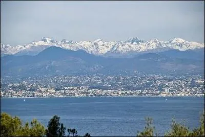Ce dpartement ayant pour sous-prfecture Grasse rassemble plus d'un million d'habitants. Cr tardivement en 1860  cause de son annexion en dfaveur du royaume de Pimont-Sardaigne, son blason rassemble la mer, la montagne et un aigle. Quel est-il ?