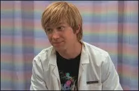 Qui est le frre an, bte mais intelligent ?