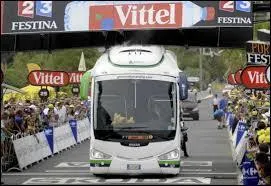  quelle quipe appartient le bus est rest coinc sous l'arrive lors de la premire tape ?