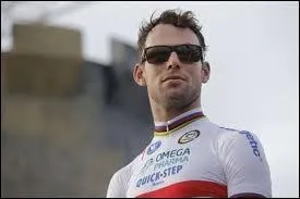 Lors de la 11me tape entre Avranches et le Mont-Saint-Michel, qu'a t-on jet sur Mark Cavendish ?