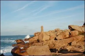 Quel est ce village situ sur la cte de granit rose ?