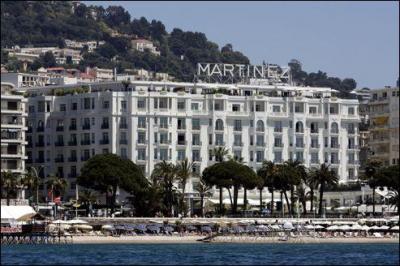 Quelle est cette ville de la Côte d'Azur où l'hôtel Martinez a plutôt la cote ?