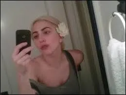 Elle est chanteuse et trs connue dans le monde entier.