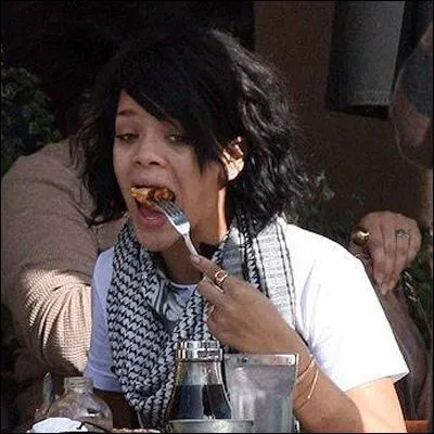 Chanteuse trs connue dans le monde.