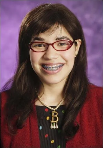 Dans Ugly Betty, Avec qui Charly sort-elle secrètement ?