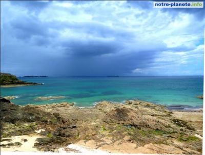 Quelle mer ou océan borde la côte d'Emeraude ?