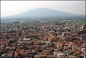 Acerra, ville de 60 000 habitants, contient-elle des habitants franais, espagnols ou italiens ?