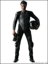 Qui chantait  il portait des culottes, des bottes de moto, un blouson de cuir ...   ?