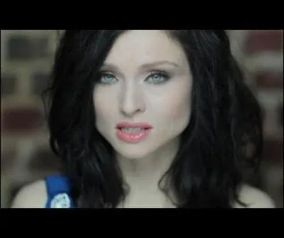 A quelle chanson sortie en 2009 correspond cette image extraite du clip officiel ?