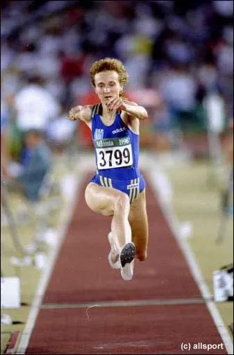 Lors de quelle comptition Inessa Kravets a-t-elle tabli le record du monde sur le triple saut chez les dames ?