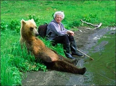 Cet ours est-il  ct d'un homme ou d'une femme ?