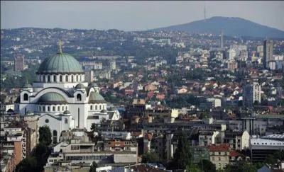 Combien les Balkans comptent-ils environ d'habitants, tous pays confondus, selon leur dfinition donne dans la description du quizz ?