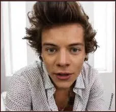 Qui porte une chemise un peu ouverte ?