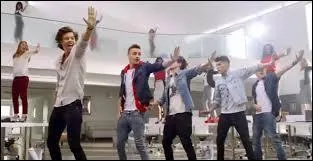 Qui voit-on assis dans le grand canap ?