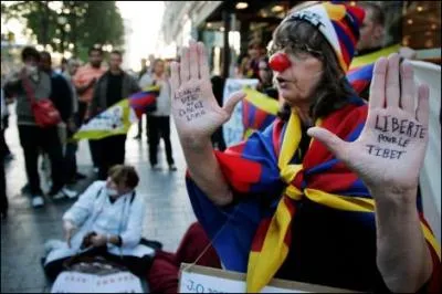 En dbut de semaine, une femme avec des morceaux de viande dans un panier hurlait sur les Champs-Elyses. Pourquoi?