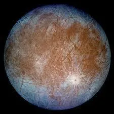 La trajectoire retenue doit permettre de complter les donnes recueillies par Voyager 1 avec en particulier un passage  faible distance de la lune :