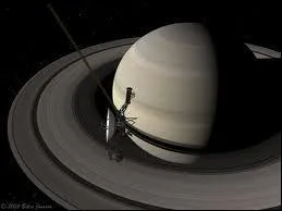 Ensuite, Voyager 2 passe  161 000 km du centre de la plante Saturne le 26 :