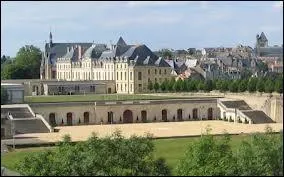 Voici le Chteau des Ducs de la Trmoille, situ  Thouars (Deux-Svres). Pour le voir, nous devons nous rendre en rgion ...