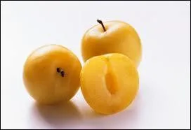 Quel est ce fruit de couleur jaune, parfois recouvert d'une mince couche cireuse et comestible ?