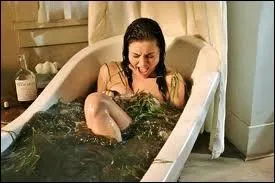 De quelle couleur est le K-way que porte Faye enfant  la maison de son grand-pre ?