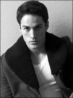 Qui l'aide durant ses premire transformations ?