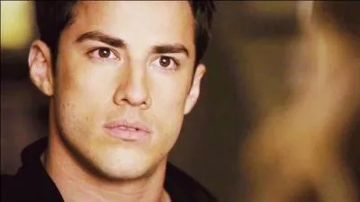 Tyler et Caroline sont sauvs par Damon du pige de Klaus. Tyler se transforme  ce moment l et mord...